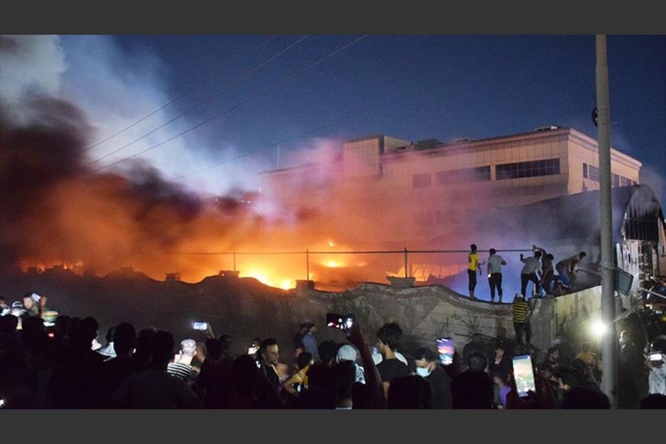 Un incendio de grandes proporciones en una unidad anti-Covid dej&oacute; al menos 52 muertos. (Foto:&nbsp;Arshad Mohammed - Agencia Anadolu)