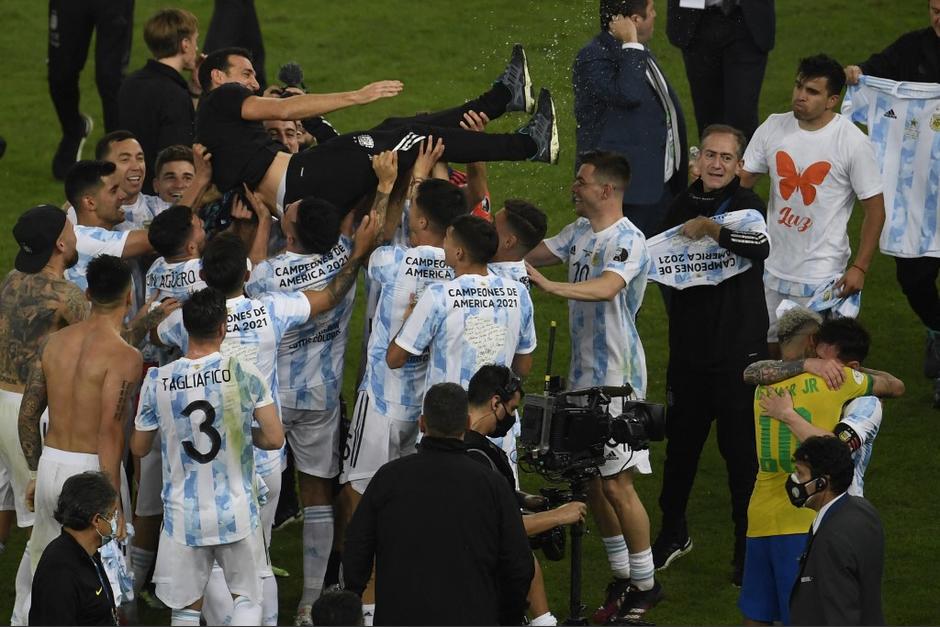 En la celebración, Messi detuvo a los compañeros que querían cantar contra Brasil. (Foto: AFP)&nbsp;