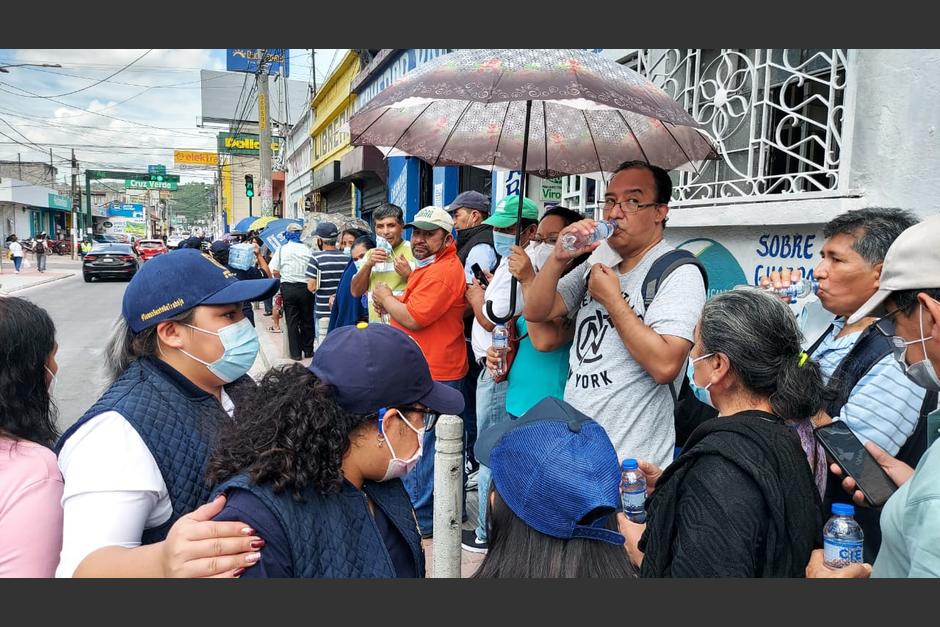 Se registran largas filas de personas esperando ser vacunadas en Villa Nueva. (Foto: Municipalidad de Villa Nueva)