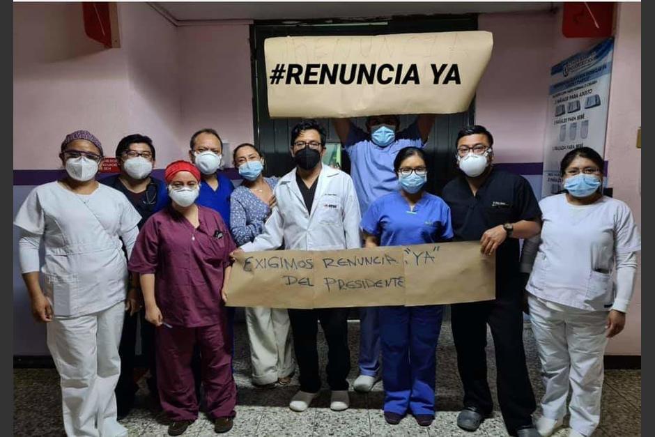 Un grupo de m&eacute;dicos comparti&oacute; una fotograf&iacute;a donde pide la renuncia del mandatario. (Foto: Personal M&eacute;dico Guatemala)&nbsp;