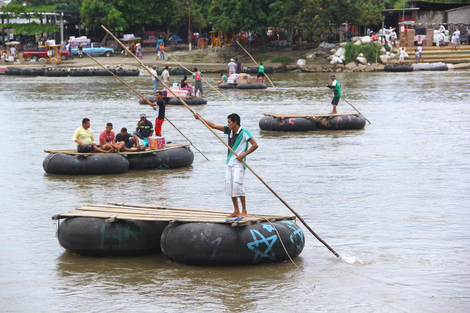 Los guatemaltecos cruzaron en balsa el río Suchiate en busca de la vacuna a Chiapas. (Foto: Fredy Hernández/Soy502)
