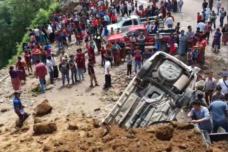 Un derrumbe dejó varios autos soterrados en Tajumulco, San Marcos. (Foto: CTV Tajumulco) 