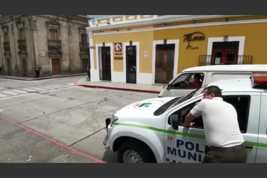Un heladero se molestó después de que un empleado municipal le pidiera el uso correcto de la mascarilla. (Foto: Captura de video)