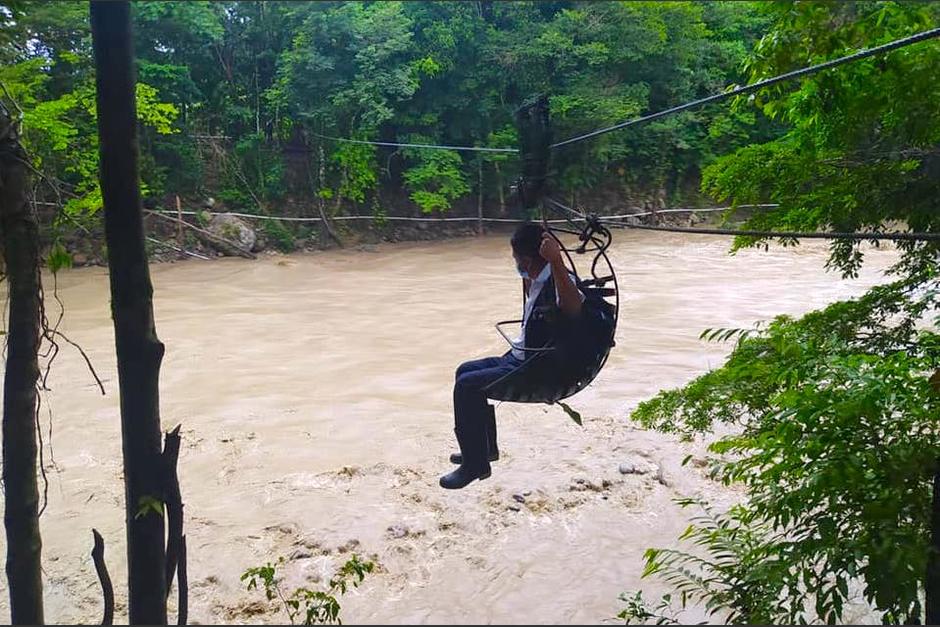 Los salubristas cruzan un río crecido para llevar las vacunas a todas las comunidades de Ixcán. (Foto: Área de Salud de Ixcán)