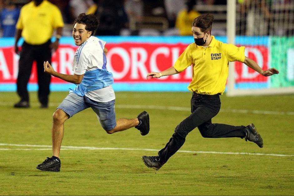 El aficionado identificado con la camiseta de Guatemala invadió el campo antes del final del partido. (Foto: AFP)