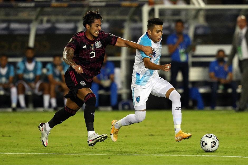 Un posible penal sobre Óscar Santis no fue repetido por la señal internacional. (Foto: AFP)