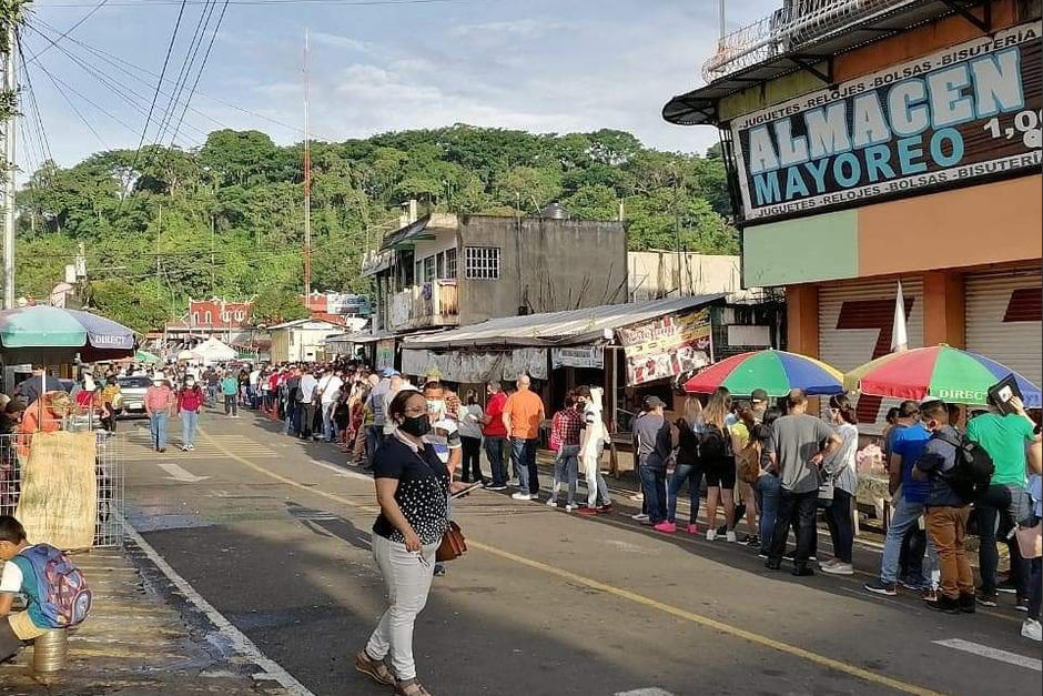 Decenas de personas hacen largas filas para obtener tarjeta migratorio y viajar a México. (Foto: CXN Noticias)