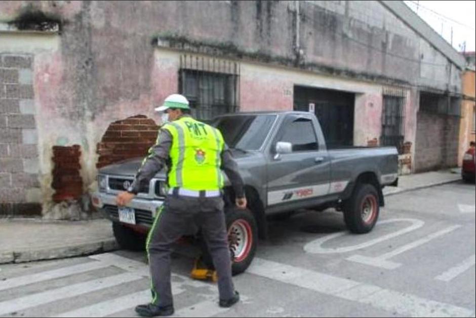 Antes de colocar el cepo, el vehículo no había sido rotulado con las iniciales PNC. (Foto: Amílcar Montejo)