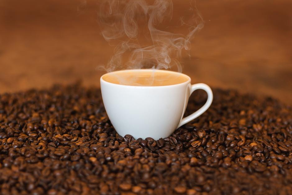 Expertos aseguran que el café podría ayudar para ayudar a reducir el riesgo de contagiarse de Covid-19. (Foto: Pixabay)