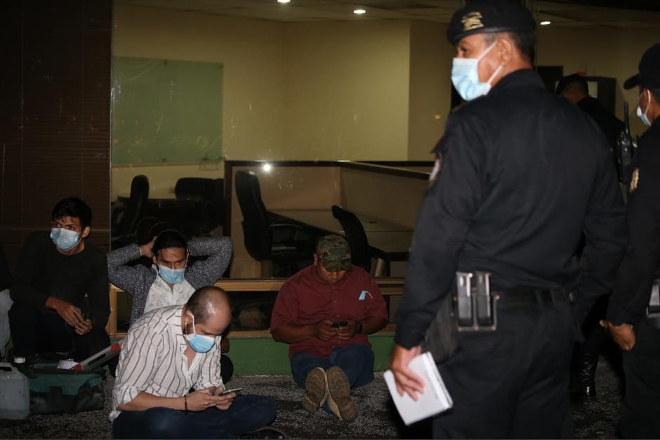 Las autoridades capturaron 25 personas que se encontraban en una fiesta clandestina en la zona 10. (Foto: PNC)