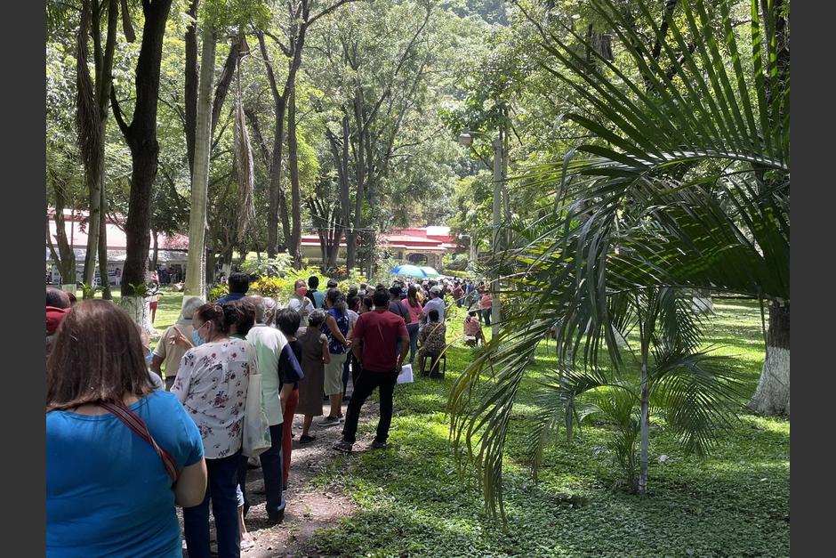Decenas de personas hacen largas filas para ser inmunizadas con la segunda dosis de la vacuna contra el Covid-19. (Foto:Twitter/@Oscarrosenz)&nbsp;