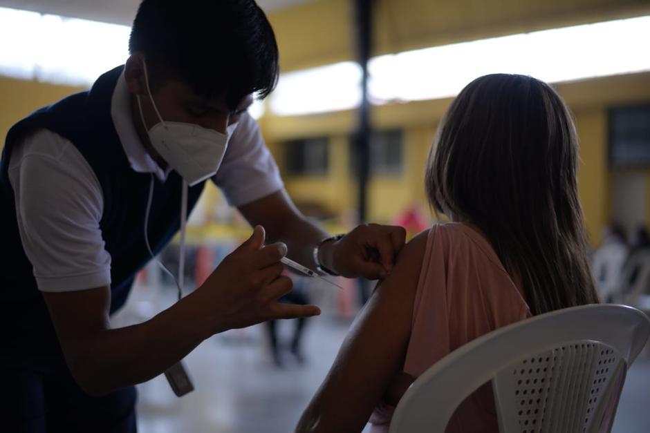 Decenas de personas buscan inmunizarse con la segunda dosis de Astrazeneca. (Foto: Archivo/Soy502)