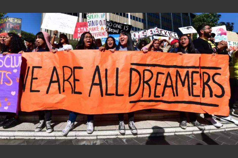 Una foto de archivo de estudiantes y partidarios del DACA en noviembre de 2019. (Foto: Los Angeles Times /AFP / Getty)&nbsp;