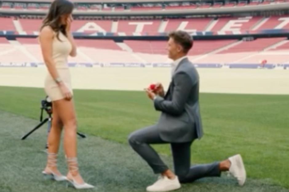 La pareja se comprometió luego de ocho años de noviazgo. La pedida de mano fue en la cancha del Wanda Metropolitano en Madrid. (Foto: captura de video)&nbsp;