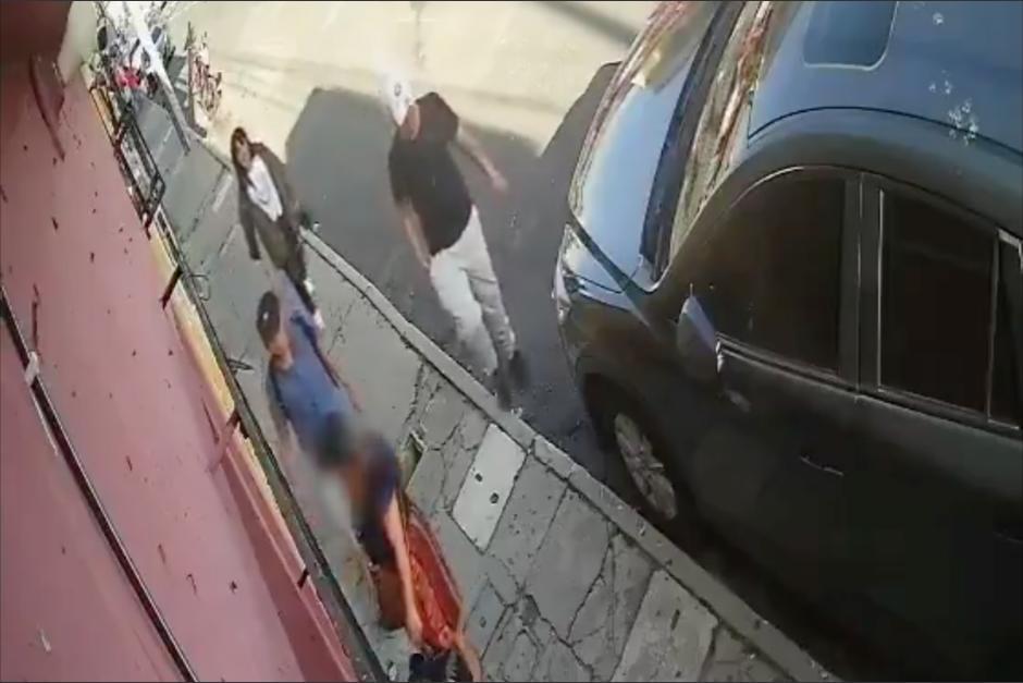 Tres asaltantes golpearon a una mujer en un sector de la zona 1. (Foto: captura de video)&nbsp;