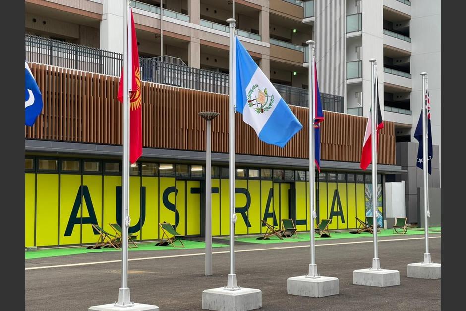 La bandera guatemalteca ya ondea en Japón, previo al inicio de los Juegos Olímpicos. (Foto: Comité Olímpico Guatemalteco)
