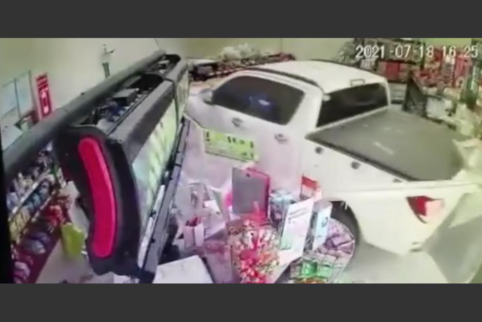 Un veh&iacute;culo no detuvo la marcha y destruy&oacute; en una tienda de conveniencia en Zacapa. (Foto: Captura de video)