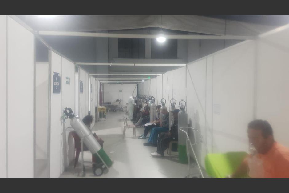 Por la saturaci&oacute;n de casos con Covid-19, los pacientes han sido ubicados en los pasillos del hospital. (Foto: Cortes&iacute;a)
