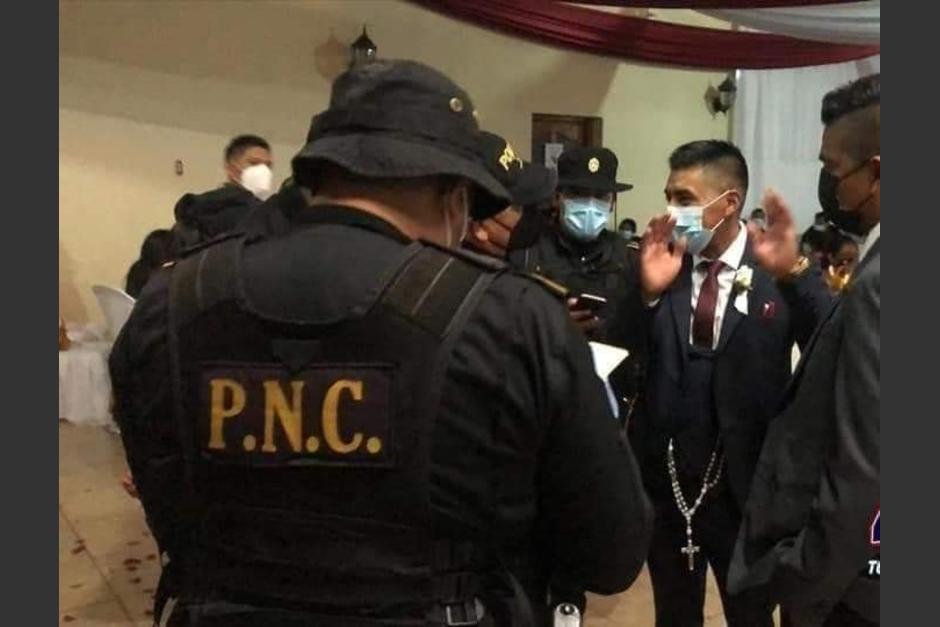 Agentes de la PNC y delegados del Ministerio de Salud acudieron al sal&oacute;n de eventos para suspender la celebraci&oacute;n de la boda, debido a las restricciones por el Estado de Prevenci&oacute;n. (Foto: Facebook Noticias de Totonicap&aacute;n)&nbsp;
