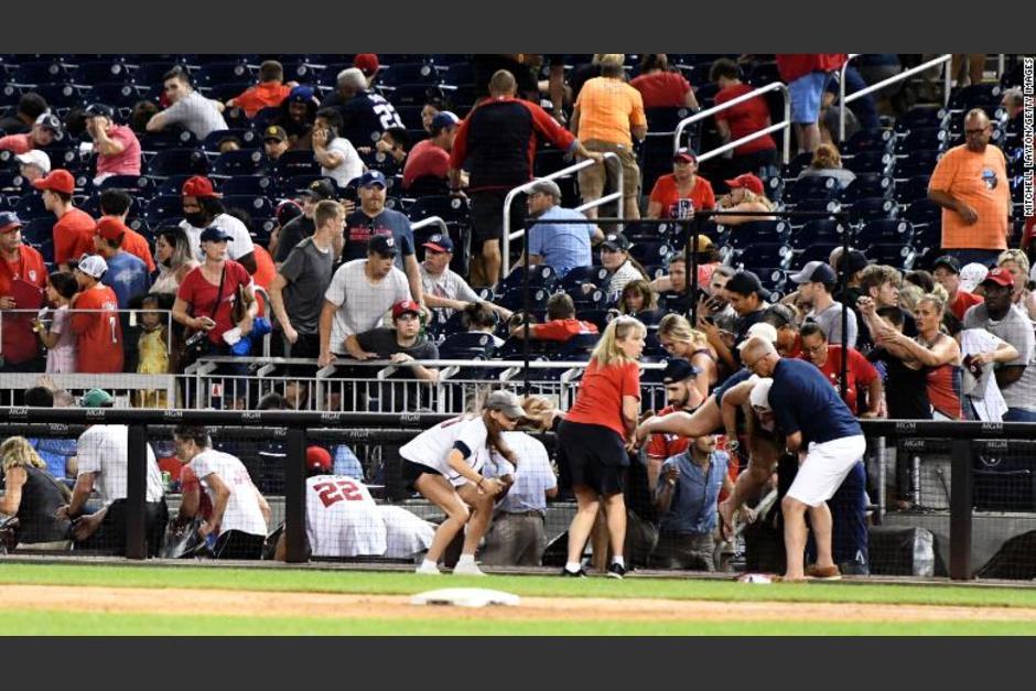 Las personas buscaban resguardarse al escuchar las detonaciones. (Foto: CNN)&nbsp;