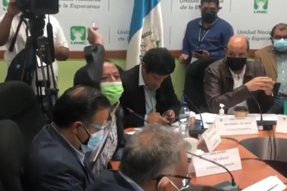 El diputado de Winaq, Aldo Dávila, le gritó mentiroso al viceministro de Salud, Francisco Coma, quien le respondió: "pendejo". (Foto: Captura de pantalla)