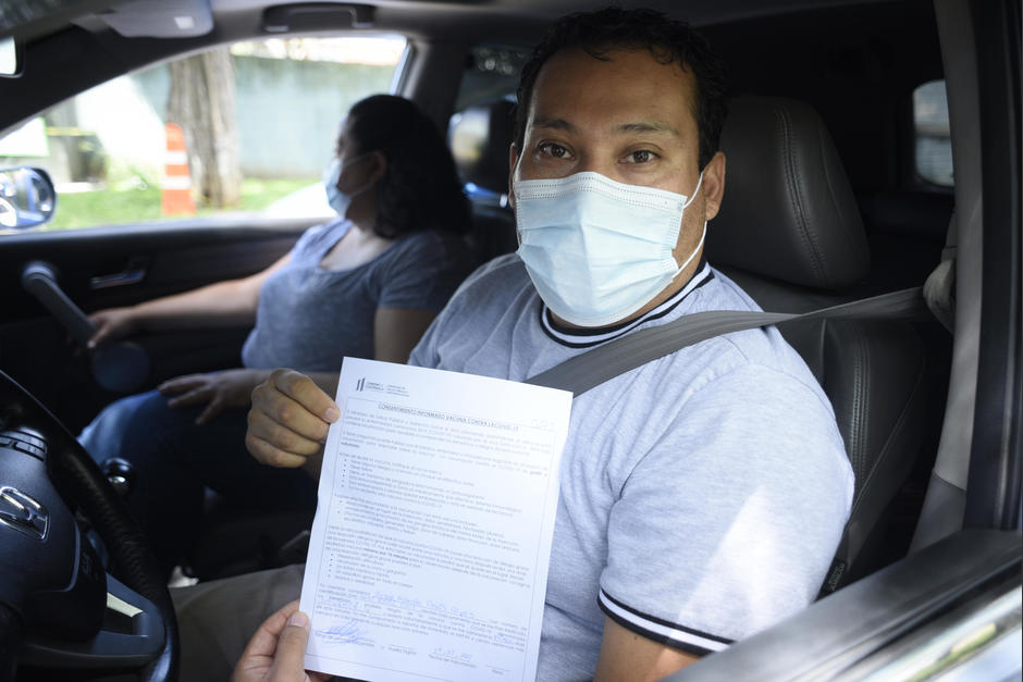 C&eacute;sar Donis lleg&oacute; desde Villa Nueva en busca de la primera dosis de la vacuna anticovid. (Foto: Wilder L&oacute;pez/Soy502)