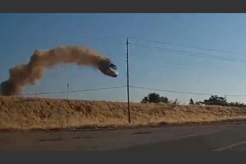 El veh&iacute;culo sale volando acompa&ntilde;ado de una humarada y se estrella en plena carretera. (Foto: captura de pantalla)