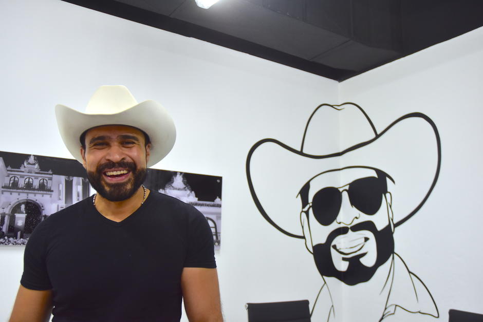 El alcalde mixque&ntilde;o accedi&oacute; a rebajar algunos precios dentro de su barber&iacute;a. (Foto: Fredy Hern&aacute;ndez/Soy502)