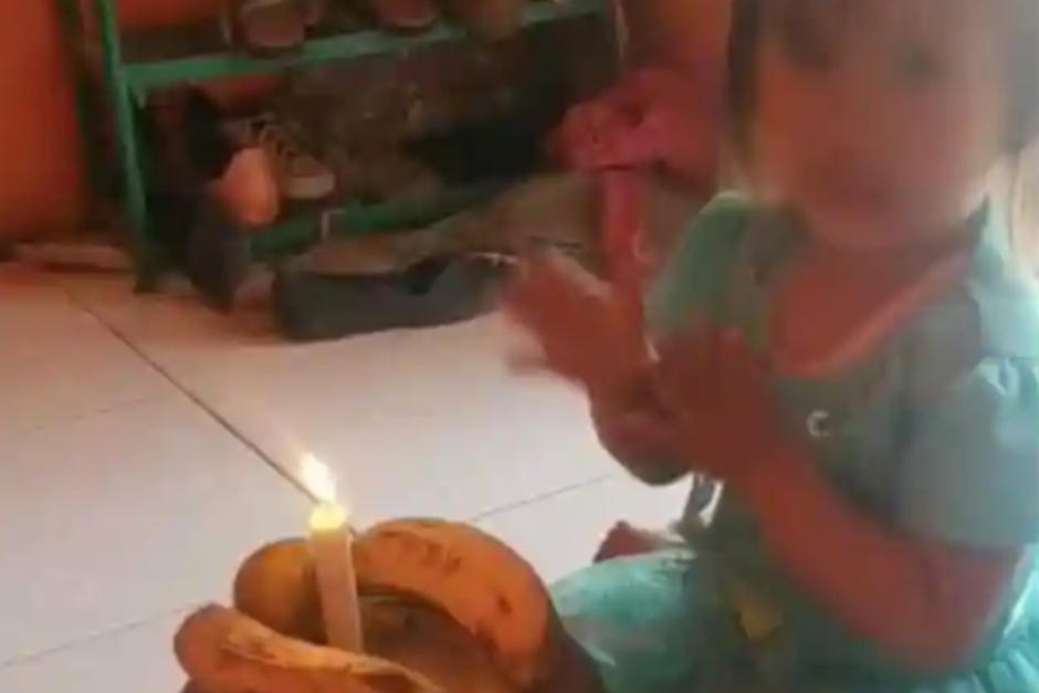 Una peque&ntilde;a celebra su cumplea&ntilde;os con un curioso pastel. (Foto. video oficial)
