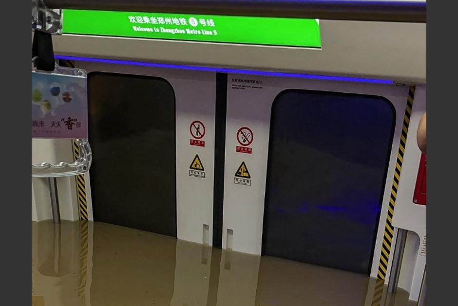 Algunos pasajeros compartieron fotos desde el interior del tren casi repleto de agua. (Foto: AFP)