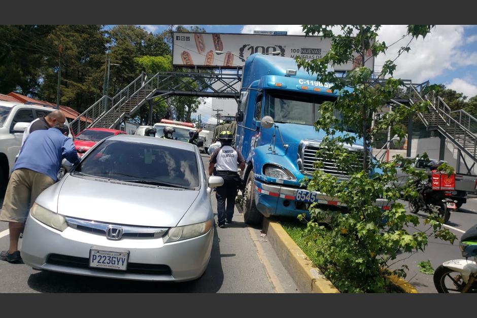 El percance provoca congestionamiento tanto hacia la ciudad como hacia occidente. (Foto: Mynor Espinoza)