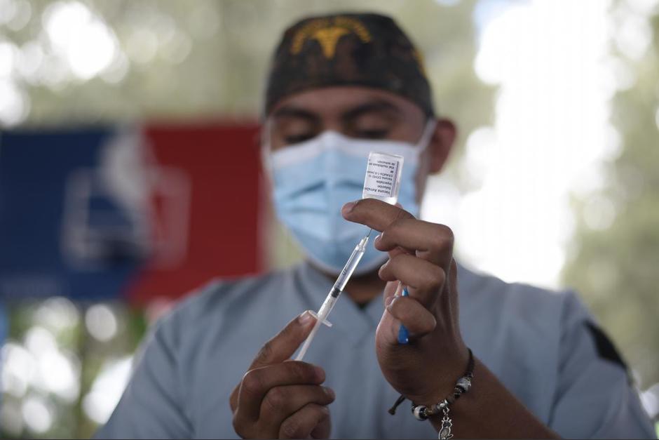 En algunos puestos de vacunación se ha negado administrar la vacuna a personas que informan padecer enfermedades crónicas. (Foto: Wilder López/Soy502)&nbsp;