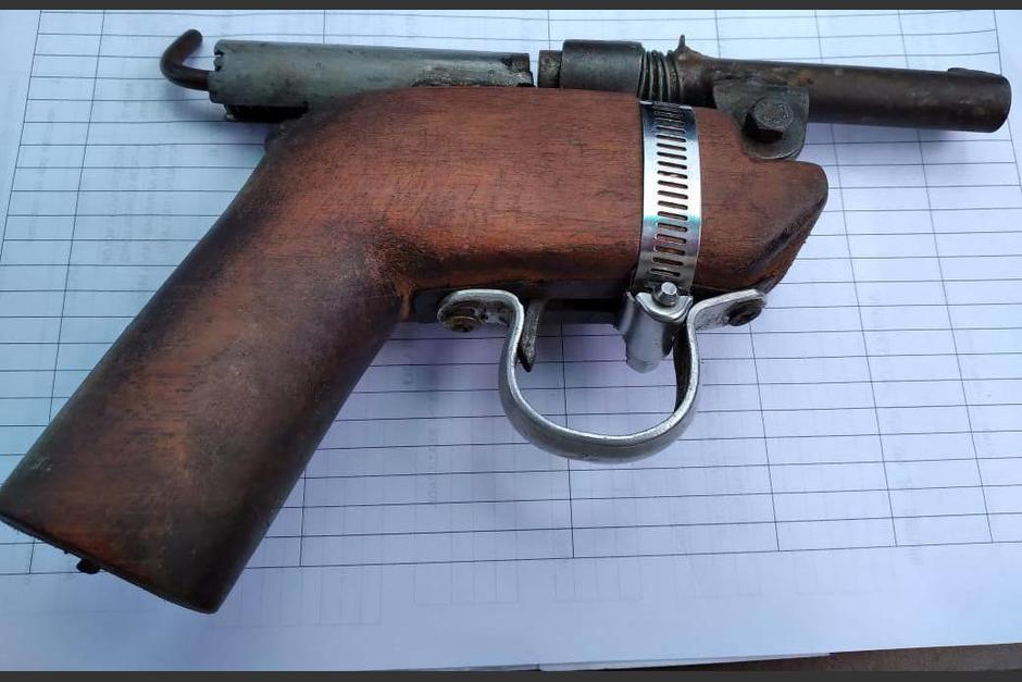 Un hombre portaba de manera ilegal un arma en Petén. (Foto: PNC)