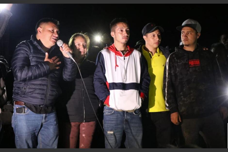 Exadillas Ramos junto a su familia y amigos, después de ser electo en 2019 como alcalde impulsado por FNC-Nación. (Foto: Canal 22)