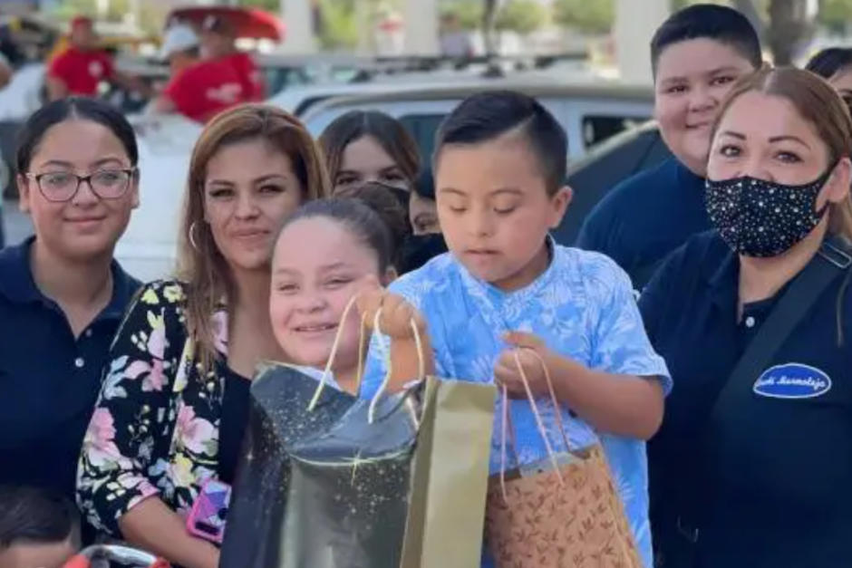 El peque&ntilde;o con s&iacute;ndrome down no fue invitado a la graduaci&oacute;n de su clase, su madre dice que fue discriminado. (Foto: Redes sociales)