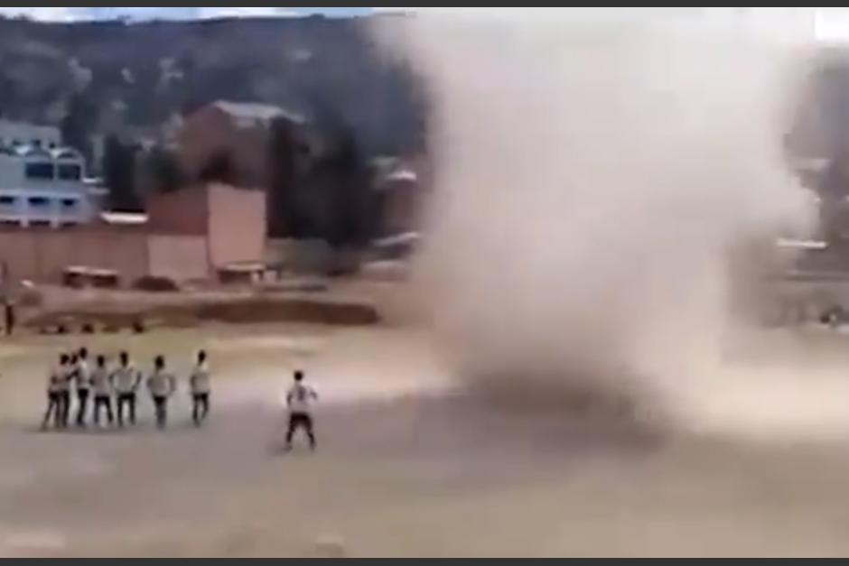 El incidente qued&oacute; grabado y se ha convertido en todo un fen&oacute;meno de las redes sociales. (Captura Video)