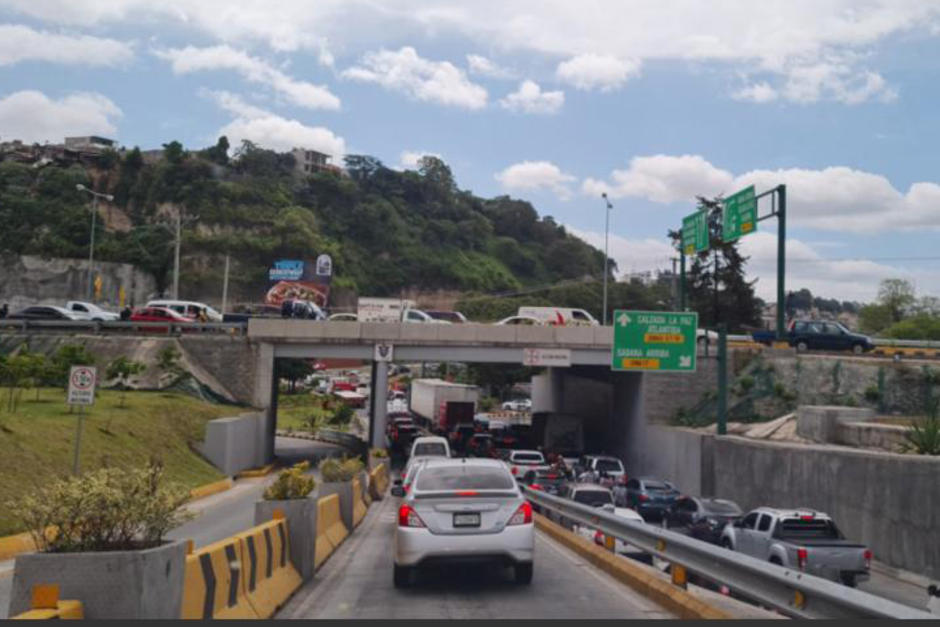 El tránsito colapsó la tarde de este viernes 23 de julio en la Calzada la Paz debido a la habilitación de dos centros de vacunación. (Foto: Wálter López/Twitter)&nbsp;