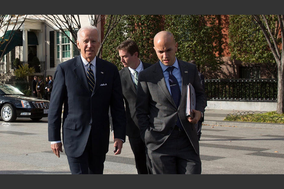 Juan González (D), asistente especial del presidente Joe Biden, se pronunció sobre la destitución de Juan Francisco Sandoval, de la FECI. (Foto: Archivo/Soy502)