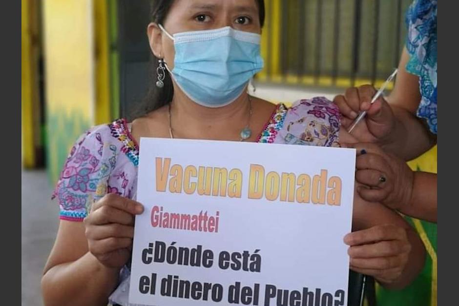 Guatemaltecos reclaman al presidente Alejandro Giammattei por la vacunación. (Foto: Twitter/@WillPal502)