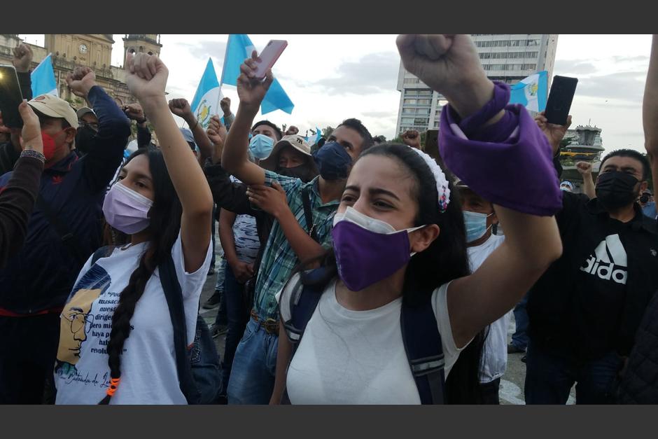 Con el puño en alto, guatemaltecos entonaron el Himno Nacional en la Plaza, en una tarde de protestas por la destitución de Francisco Sandoval al mando de la FECI. (Foto: Jessica Gramajo/Soy502)&nbsp;