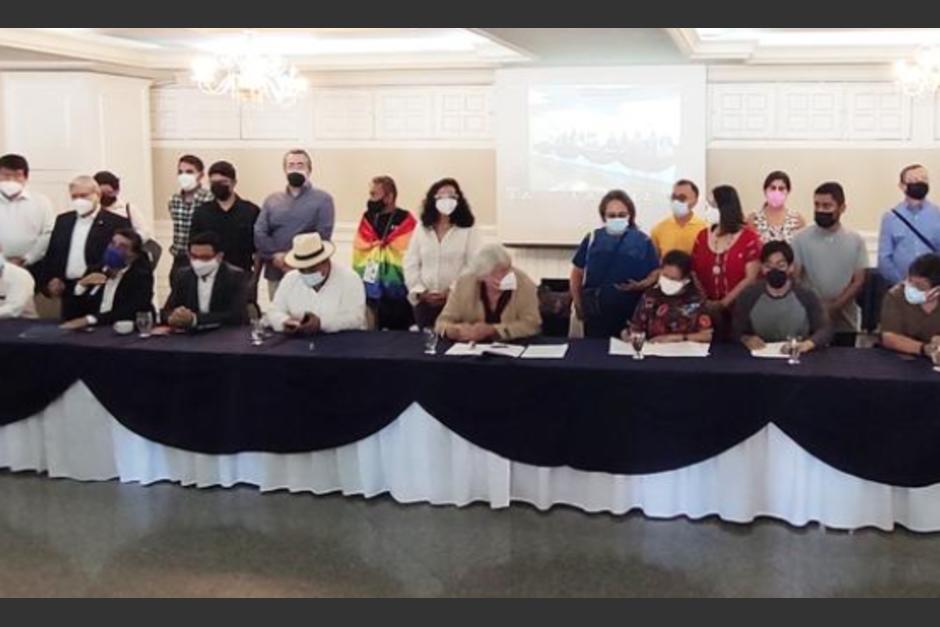 Grupos opositores de diferentes bancadas mostraron su rechazo a Giammattei en conferencia de prensa. (Foto: Movimiento Semilla)