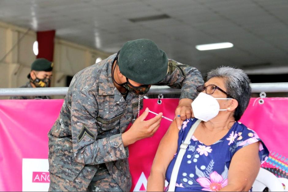 El personal militar se encuentra vacunando a los ciudadanos. (Foto: Ej&eacute;rcito de Guatemala)