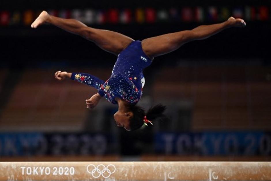Simone Biles, de 24 a&ntilde;os, logr&oacute; clasificar en las seis competencias finales. (Foto: AFP)