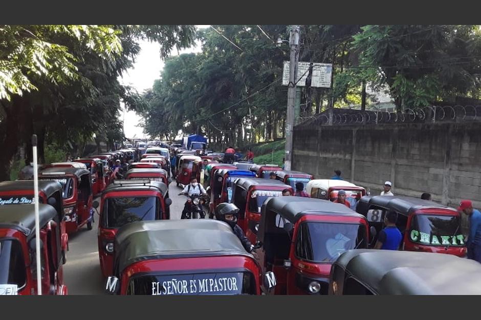 Pilotos y dueños de Tuc Tuc bloquean ingreso a Cobán, Alta Verapaz. (Foto: Las Verapaces)