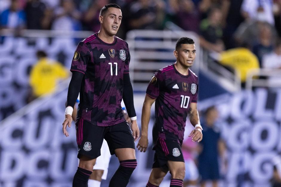 Funes Mori da obsequio a Jaime Alas. (Foto: AFP)