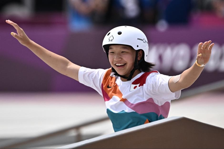 Momiji Nishiya se qued&oacute; con la presea dorada e integr&oacute; el podio m&aacute;s joven de los Juegos Ol&iacute;mpicos. (Foto: AFP)