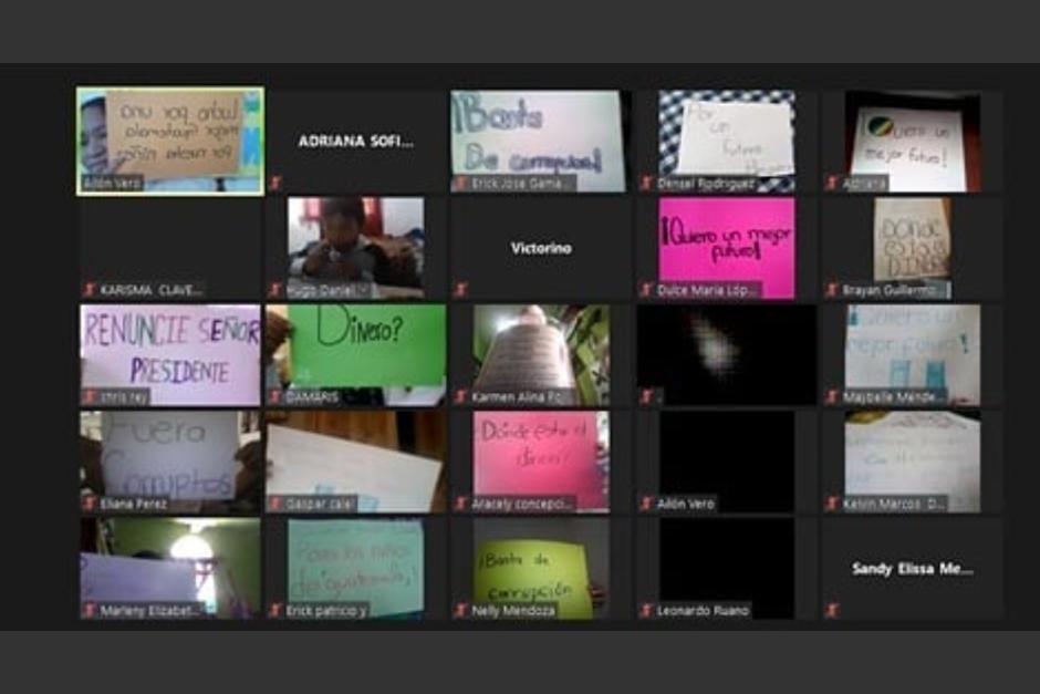 Los alumnos colocaron carteles para protestar virtualmente contra el Presidente. (Foto: Cortes&iacute;a/PrensaComunitaria)&nbsp;