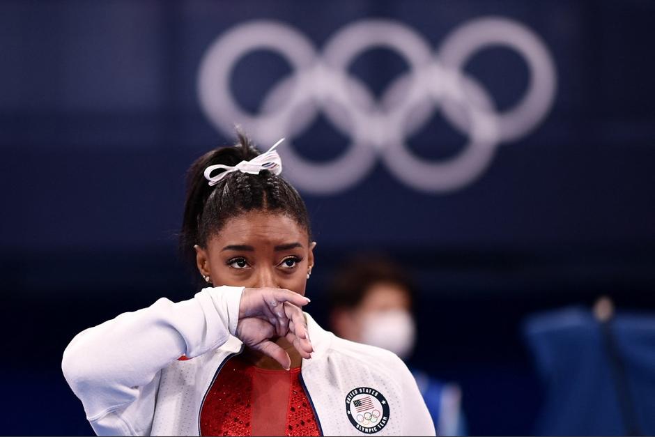La gimnasta estadounidense no pudo saltar a la competencia por equipos. (Foto: AFP)