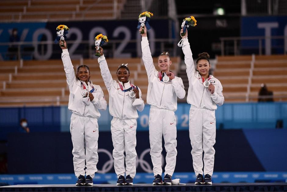 Simone Biles recibi&oacute; la medalla de plata junto con su equipo de gimnasia. (Foto: AFP)