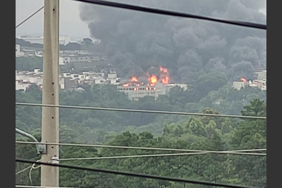 Un pavoroso incendio se registra en una f&aacute;brica de colchones conocida como Famesa en Mixco. (Foto:&nbsp;@mynorespinoza)&nbsp;
